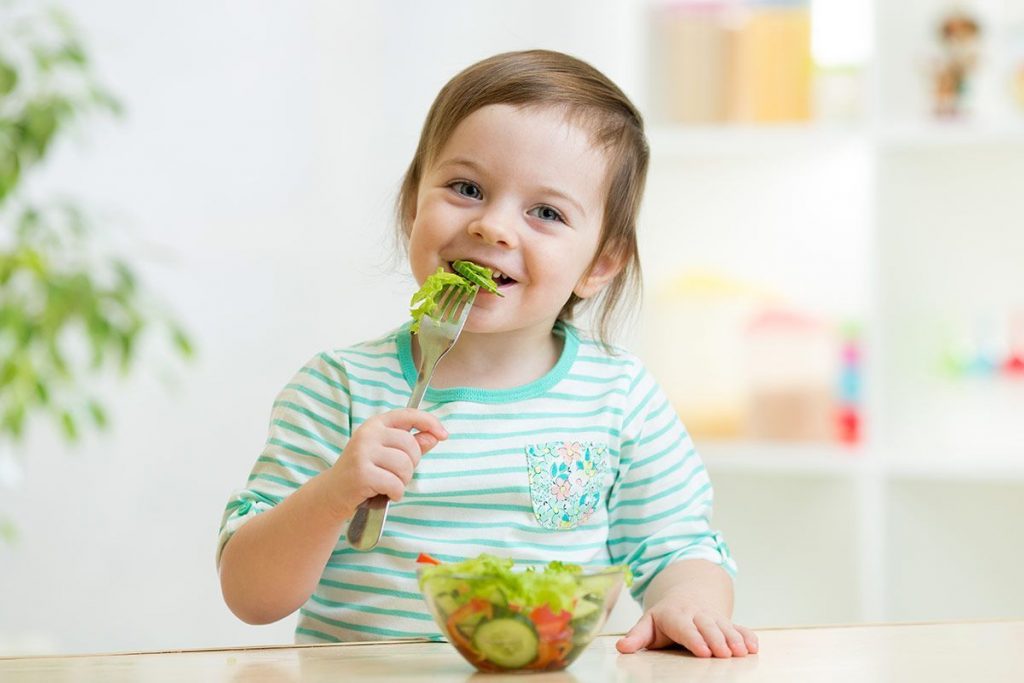 niño comiendo verduras