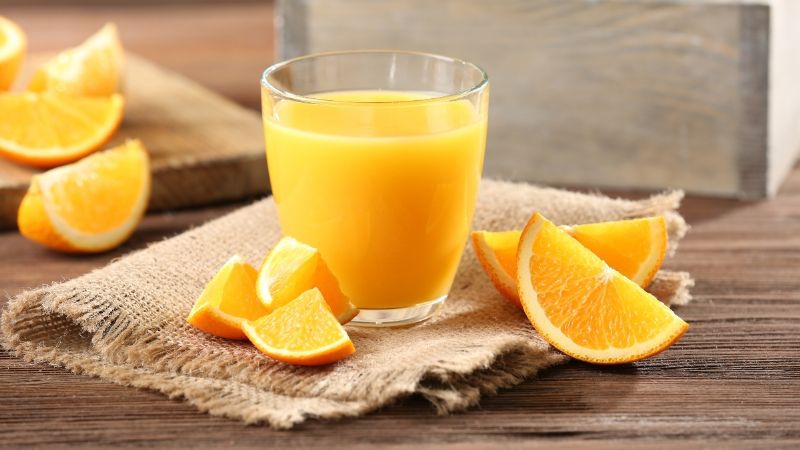 vaso de jugo de naranja
